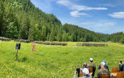 Feierliches Gelöbnis vor traumhafter Kulisse  Gebirgsjäger aus Bischofswiesen und Bad Reichenhall leisten Eid;  Viele Besucher in der Scharitzkehl
