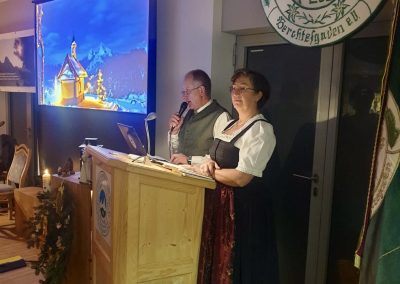 1.1Der Vorsitzende begrüßt die Kirchleiten Musig un d die Sprecherin Gabi