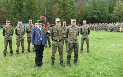 Feierliches Gelöbnis im Nationalpark; Gebirgsjäger aus Bischofswiesen leisten Eid auf die Fahne; Viele Besucher am Klausbachhaus in der Ramsau