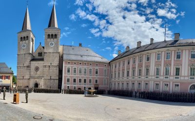 Beeindruckender Rückkehrerappell und Gelöbnis am Schlossplatz; Bundestagsabgeordneter Siegfried Walch spricht zu den ‚Struber Jagern‘